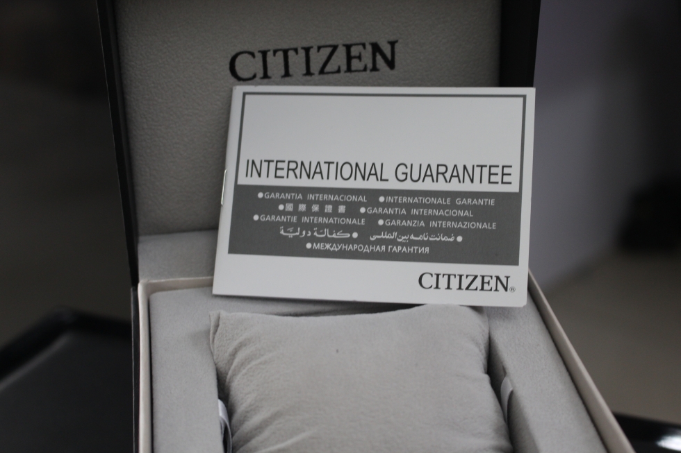 hộp và sổ bảo hành toàn cầu của Citizen